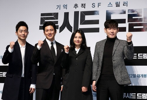 2일 오전 영화 '루시드 드림' 제작보고회에 참석한 (오른쪽부터) 배우 설경구, 강혜정 , 고수와 김준성 감독이 주먹을 쥐어보이고 있다. <연합뉴스>